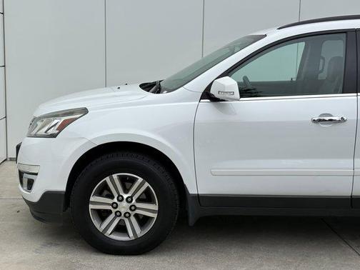 Summit White 2016 Chevrolet Traverse 2LT