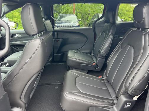 Red Hot Pearlcoat 2027 Chrysler Pacifica L