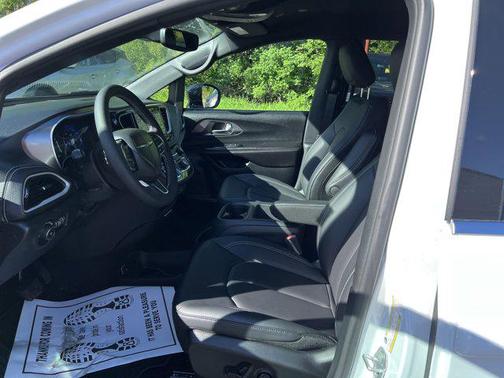 Bright White Clearcoat 2026 Chrysler Pacifica L