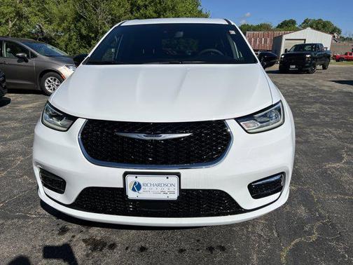 Bright White Clearcoat 2026 Chrysler Pacifica L