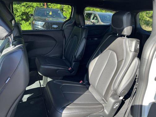 Bright White Clearcoat 2026 Chrysler Pacifica L
