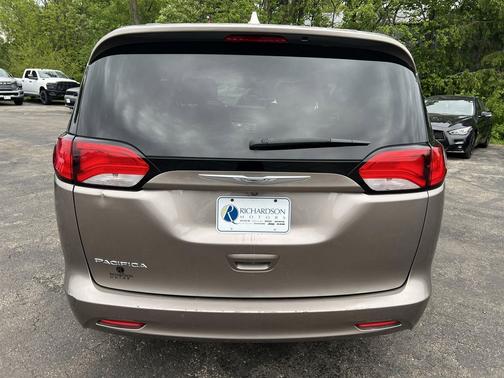 Molten Silver 2017 Chrysler Pacifica LX