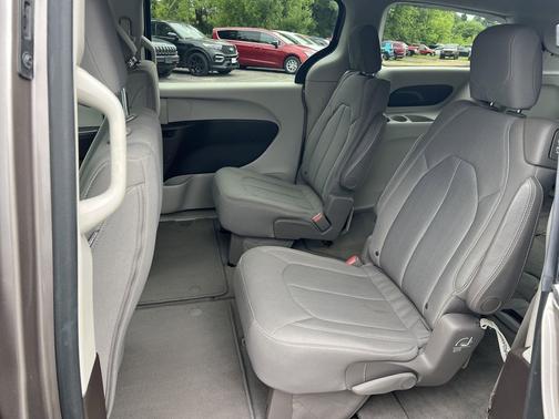 Molten Silver 2017 Chrysler Pacifica LX