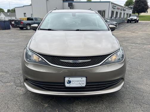 Molten Silver 2017 Chrysler Pacifica LX