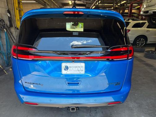 Hydro Blue Pearlcoat 2027 Chrysler Pacifica Limited