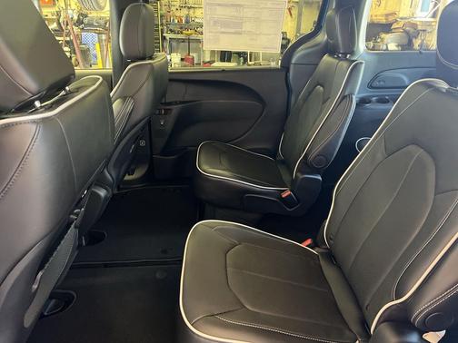 Hydro Blue Pearlcoat 2027 Chrysler Pacifica Limited