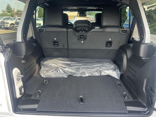 Bright White Clearcoat 2027 Jeep Wrangler Rubicon