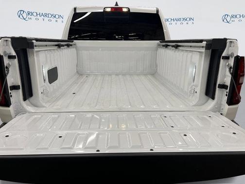 Ivory White Tri-Coat Pearlcoat 2026 RAM 1500 Laramie