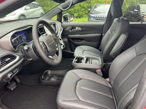 Red Hot Pearlcoat 2027 Chrysler Pacifica L
