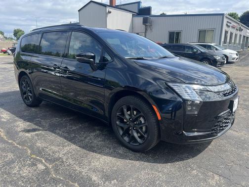 Diamond Black Crystal Pearlcoat 2027 Chrysler Pacifica Limited