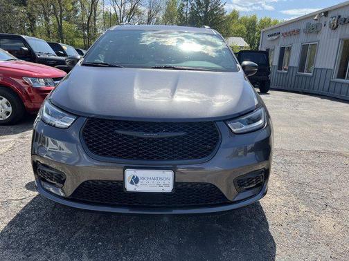 Granite Crystal Metallic Clearcoat 2023 Chrysler Pacifica Touring L