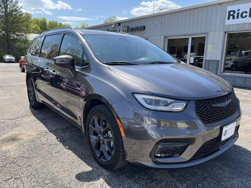 Granite Crystal Metallic Clearcoat 2023 Chrysler Pacifica Touring L