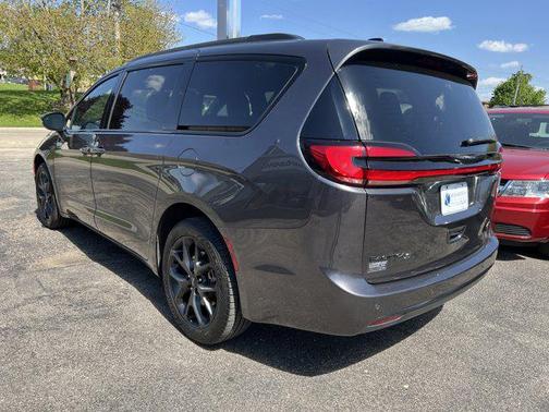 Granite Crystal Metallic Clearcoat 2023 Chrysler Pacifica Touring L