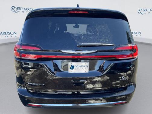 Diamond Black Crystal Pearlcoat 2026 Chrysler Pacifica L