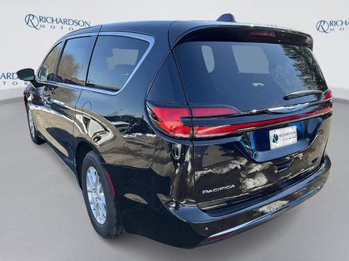 Diamond Black Crystal Pearlcoat 2026 Chrysler Pacifica L