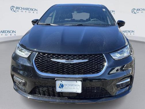 Diamond Black Crystal Pearlcoat 2026 Chrysler Pacifica L