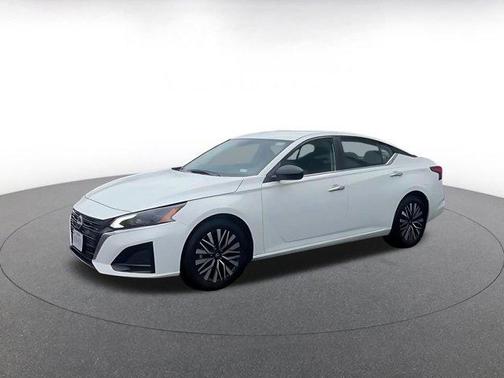 Glacier White 2025 Nissan Altima SV FWD