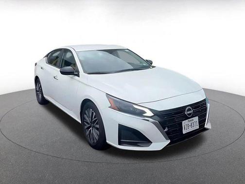 Glacier White 2025 Nissan Altima SV FWD