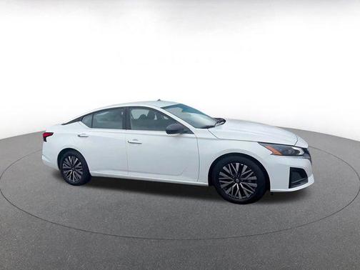 Glacier White 2025 Nissan Altima SV FWD