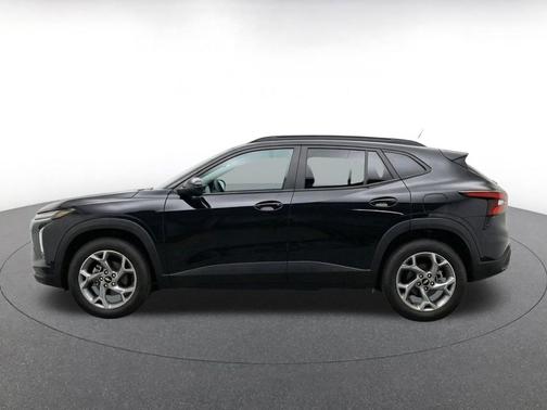 Mosaic Black Metallic 2025 Chevrolet Trax LT