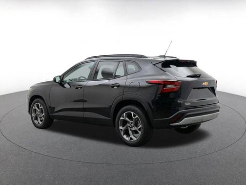Mosaic Black Metallic 2025 Chevrolet Trax LT