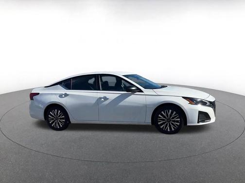 Glacier White 2025 Nissan Altima SV FWD