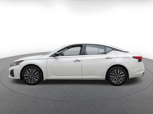 Glacier White 2025 Nissan Altima SV FWD