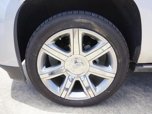 Photo 3 of 17 of 2017 Cadillac Escalade Premium Luxury