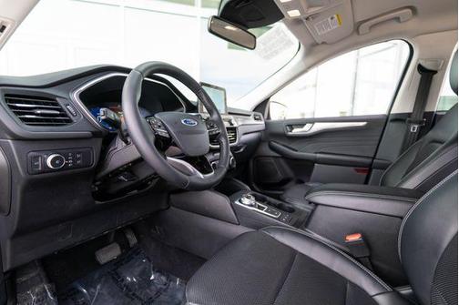 Iconic Silver Metallic 2022 Ford Escape Titanium