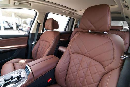 Alpine White 2027 BMW X7 xDrive40i