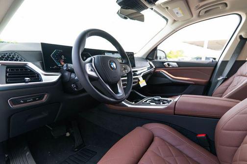 Alpine White 2027 BMW X7 xDrive40i