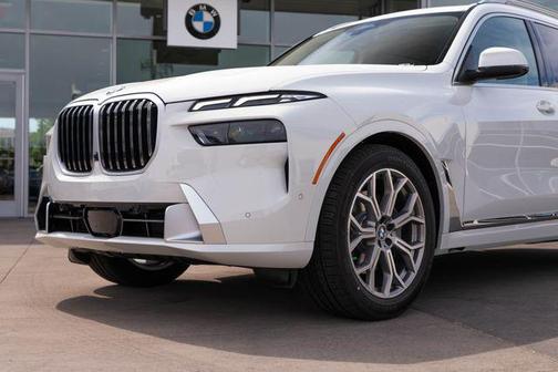 Alpine White 2027 BMW X7 xDrive40i