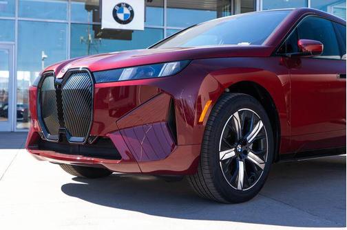 Aventurin Red Metallic 2026 BMW iX xDrive60