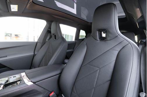 Aventurin Red Metallic 2026 BMW iX xDrive60