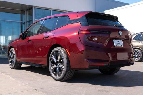 Aventurin Red Metallic 2026 BMW iX xDrive60