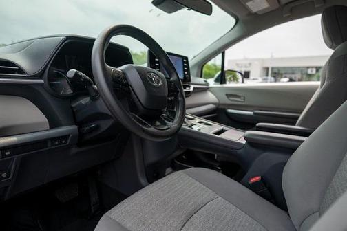 2023 Toyota Sienna LE