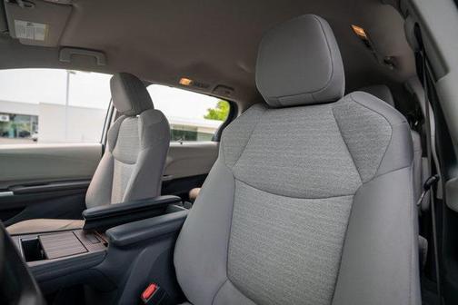 2023 Toyota Sienna LE