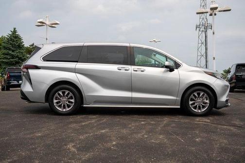 2023 Toyota Sienna LE