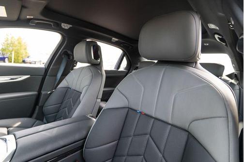 Tanzanite Blue II Metallic 2026 BMW 760 xDrive