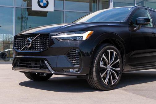 Onyx Black Metallic 2024 Volvo XC60 B5 Plus Dark Theme