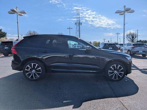 Onyx Black Metallic 2024 Volvo XC60 B5 Plus Dark Theme