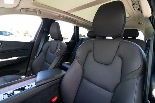 Onyx Black Metallic 2024 Volvo XC60 B5 Plus Dark Theme
