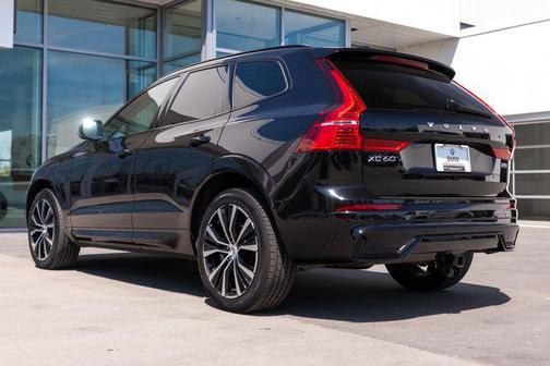 Onyx Black Metallic 2024 Volvo XC60 B5 Plus Dark Theme