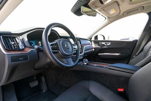 Onyx Black Metallic 2024 Volvo XC60 B5 Plus Dark Theme