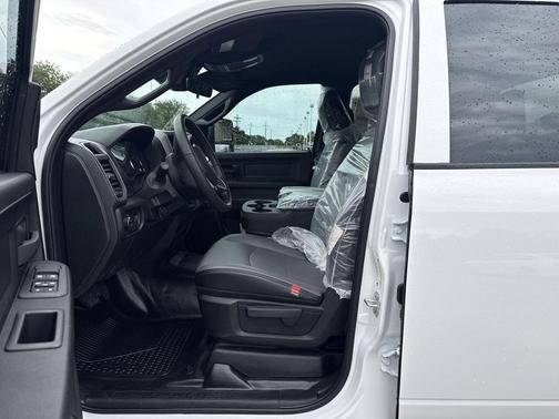 2025 RAM 2500 Tradesman Crew Cab 4x4 6'4' Box
