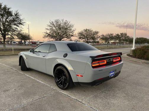 Photo 4 of 24 of 2022 Dodge Challenger R/T