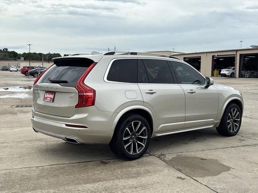 2016 Volvo XC90 T6 Momentum