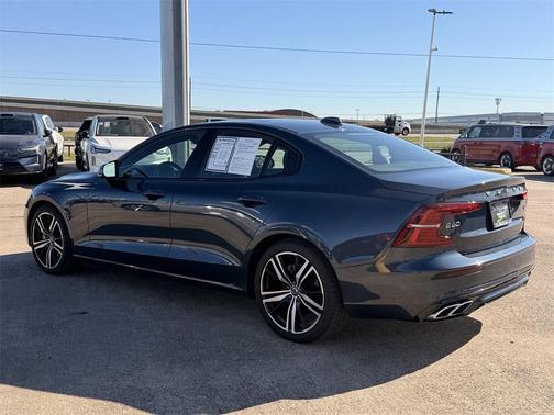 2022 Volvo S60 T5 R-Design