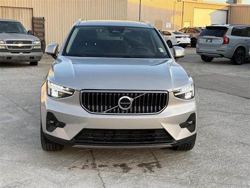 2025 Volvo XC40 B5 Plus Bright Theme
