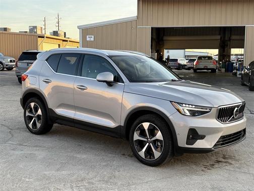 2025 Volvo XC40 B5 Plus Bright Theme
